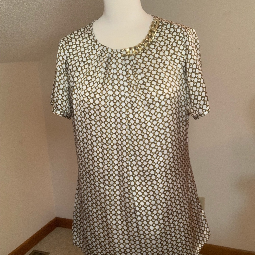 Cute top with gold chain detail
